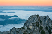 Pogled na piramidalni austrijski vrh Grossglockner sa Mangartskog sedla, Slovenija