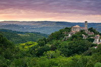 Dawn sun breaks through, Zavrsje/Piemonte, Istria, Croatia