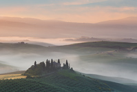 Sviće iznad lokacije Belvedere kraj mjesta San Quirico D'Orcia, Toskana/Italija