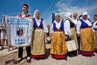 Kualjske posestrine i pobratini na procesiji Gospe od sniga na otoku Ugljanu, Dalmacija/Hrvatska