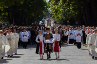 Procesija slikom čudotvorne Gospe Sinjske ulicama grada Sinja na Veliku Gospu, Dalmacija/Hrvatska