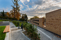 Izgradnja ogradnog zida s nišama za urne na groblju Mirogoj, Zagreb/Hrvatska