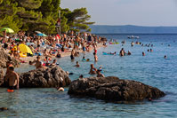 Popularna plaža Punta Rata u mjestu Brela, Dalmacija/Hrvatska