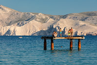 Pogled na otok Prvić iz mjesta Baška, otok Krk, Kvarner/Hrvatska