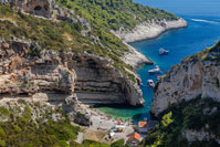 Popularna plaža Stiniva na otoku Visu, Dalmacija/Hrvatska