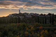 Jesensko jutro sviće iza mjesta Oprtalj, Istra/Hrvatska