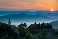 Maglovito svitanje pod Motovunom, Istra/Hrvatska