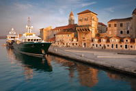 Jutarnje sunce pada na grad Trogir, Dalmacija/Hrvatska