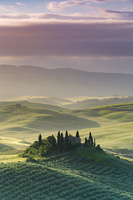 Sviće iznad lokacije Belvedere kraj mjesta San Quirico D'Orcia, Toskana/Italija